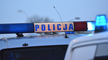 Oznaczenie radiowozu policji polskiej na dachu pojazdu. 