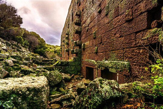 Aigai,  named as Nemrut Kale, is one of the 12 Aiol cities in Western Anatolia, which Herodot mentioned. The history of the city, located on a rocky hill in a location dominated by the surroundings, 