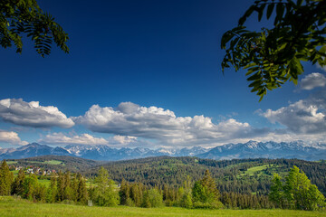 Widok na Tatry, niebieskie niebo z białymi obłokami, sezon letni