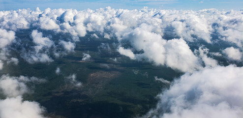 Obraz premium Aerial view of clouds over green areas