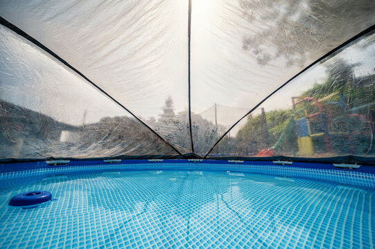 Pool mit &Uuml;berdachung als Schutz vor Verschmutzung und zum Erw&auml;rmen des Wassers
