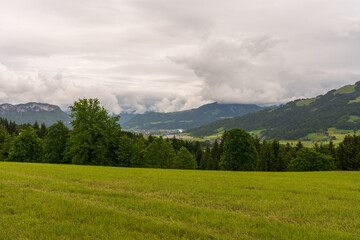 Fototapeta premium Sankt Johann in Tirol bei starker Bewölkung