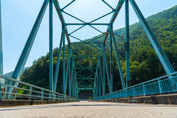 山間にある古びた青い鉄橋