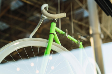 Obraz premium Bicicleta tipo fixi expuesta tras un cristal colgada en un local