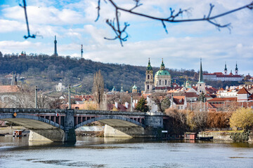 Obraz premium Prag Brücke Berg Baum
