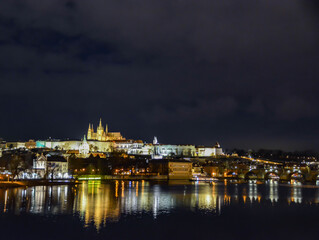 Fototapeta na wymiar Prag Wasser Nacht Kirche