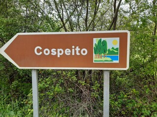 Indicador de direcci&oacute;n en una carretera de Galicia