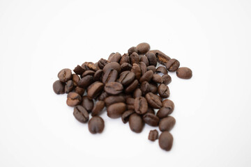 granos de cafe en fondo blanco