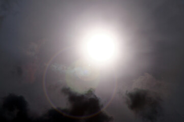 Riflessi di raggi del sole dietro le nuvole scure