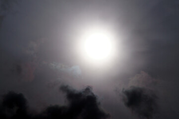 Riflessi di raggi del sole dietro le nuvole scure