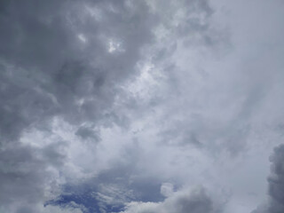 cielo con nubes grises, clima lluvioso, cielo triste, tormenta. Bogotá, Colombia.