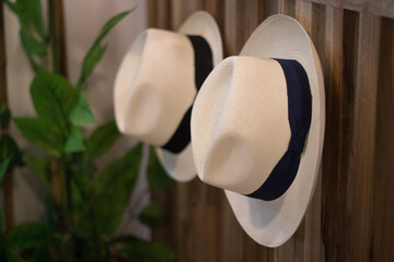Famosos sombreros ecuatorianos de paja toquilla, también llamados Panamá hats