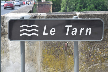 Panneaux de signalisation : rivière le Tarn à Albi.