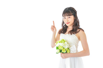 ブーケを持ち指差す花嫁の女性