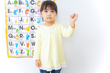 英語の勉強をする子供