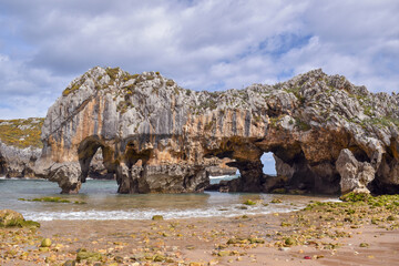 Playa de Cuevas del mar en Llanes