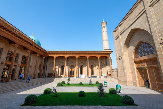 Plyajdagi echinish xonasida yashirin kamera - onlayn tomosha qiling