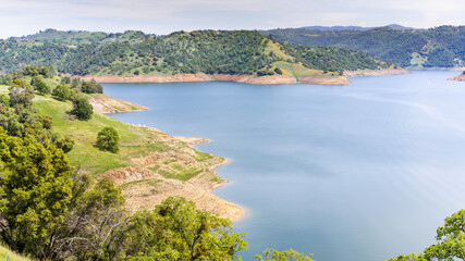 Aerial view of New Melones Lake, a reservoir on the foothills of Sierra Mountains; California - obrazy, fototapety, plakaty