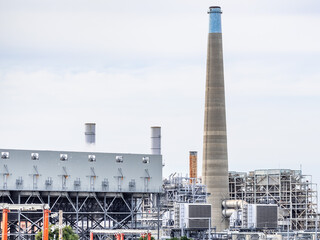 Obraz premium New Combined-cycle natural gas-fired power station on the left (air-cooled condenser, air intakes in the front); Old, retired natural gas power plant on the right; Contra Costa County, California