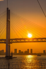 横浜ベイブリッジと夕景のイメージ