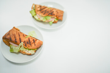 白い皿に置かれたホットサンド