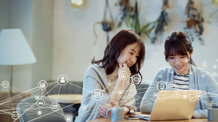 オフィスで話す女性　通信ネットワーク　IoT　ICT