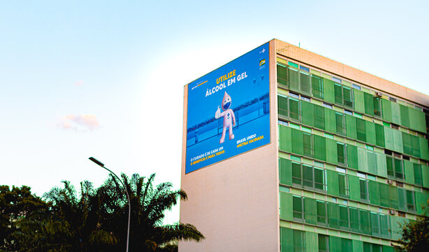 Esplanada dos Minist&eacute;rios. Banner da campanha de vacina&ccedil;&atilde;o contra a COVID-19 no Brasil em um dos Minist&eacute;rios do Governo Federal Brasileiro. Bras&iacute;lia, Distrito Federal - Brasil. Junho, 08, 2021.