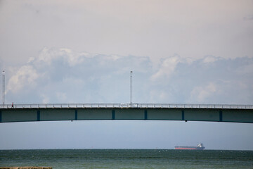 海上の橋と公開中の貨物船の風景