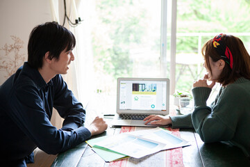 生命保険について検討をする若い夫婦