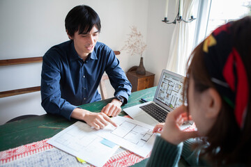 不動産物件について話し合う若い男女