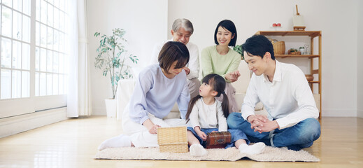 笑顔で団欒する三世代家族　ファミリーイメージ　二世帯住宅