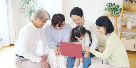 パソコンを見る家族　通信教育　動画配信サービス