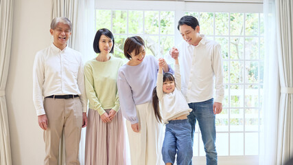 三世代家族イメージ　家族団らん
