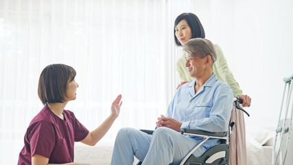 看護師の説明を聞く患者と家族