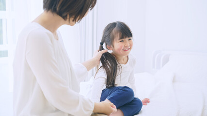 Fototapeta premium 女の子を寝かしつける女性 子育て・保育イメージ