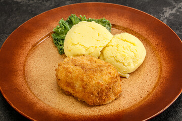 Crispy chicken cutlet with mashed potato