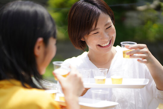 ビールの試飲をする女性