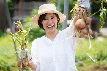 じゃがいもを収穫する女性