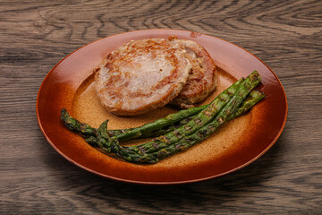 Grilled tuna steak with asparagus