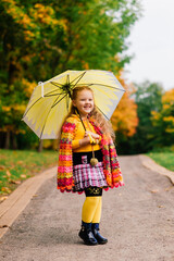 Obraz premium Adorable child girl at beautiful autumn park