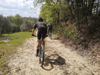 ragazzo in discesa in mountain bike, la bicicletta rende felici