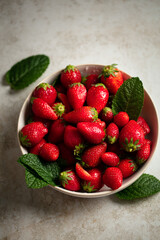 Fraises et feuilles de menthe dans un bol