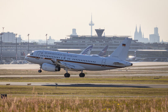 Regierungsflugzeug der Flugbereitschaft der Luftwaffe im Landeanflug auf den K&ouml;ln Bonn Airport (CGN)