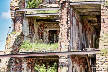 A destroyed brick building on the territory of the Oreshek fortress