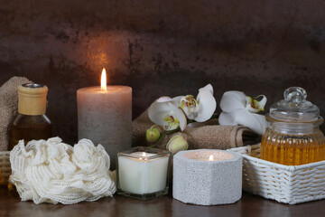 Fototapeta na wymiar Wellness: Kerze mit Orchidee und Handtuch