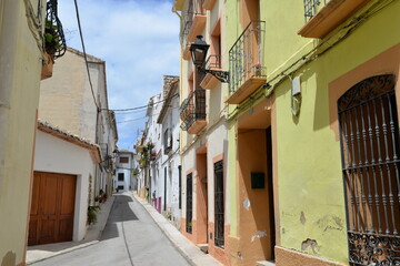 Fototapeta na wymiar Blick durch eine typisch spanische Straße 