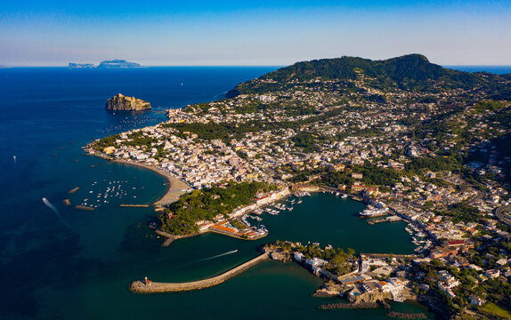 Il comune di Ischia con il suo porto