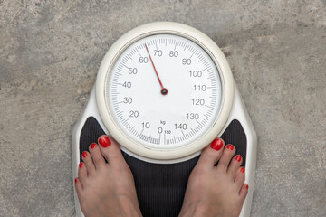 pieds de femme sur une balance