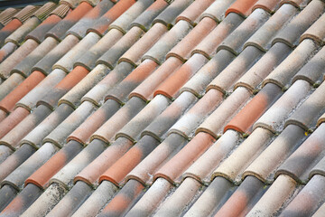 Sur le toit : tuiles provençales nuancées.