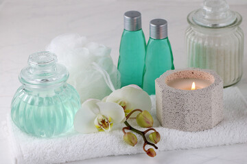 Komposition mit Pflegeprodukten.